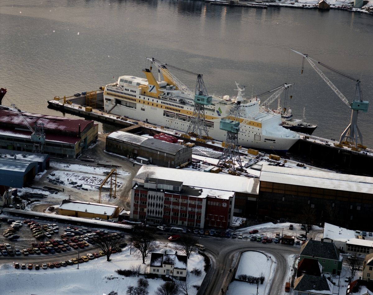 HMV. Flyfoto. Vinterbilde. Passasjerskipet "Braemar" i dokk. Hovedbygningen i forgrunnen.