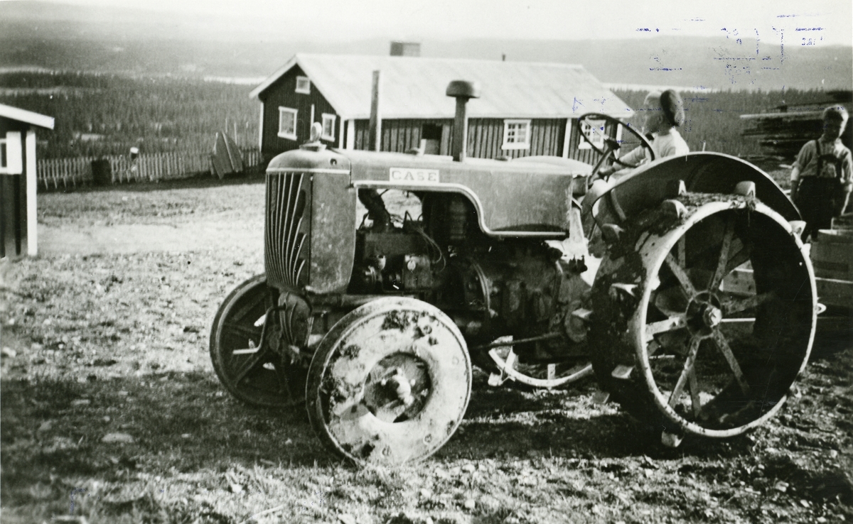 Traktor som står på Austgarden seter, Sør-Aurdal.