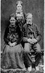 Gruppe. Bunadar, knappar, hovudplagg, sko, tørkle, frisyre.