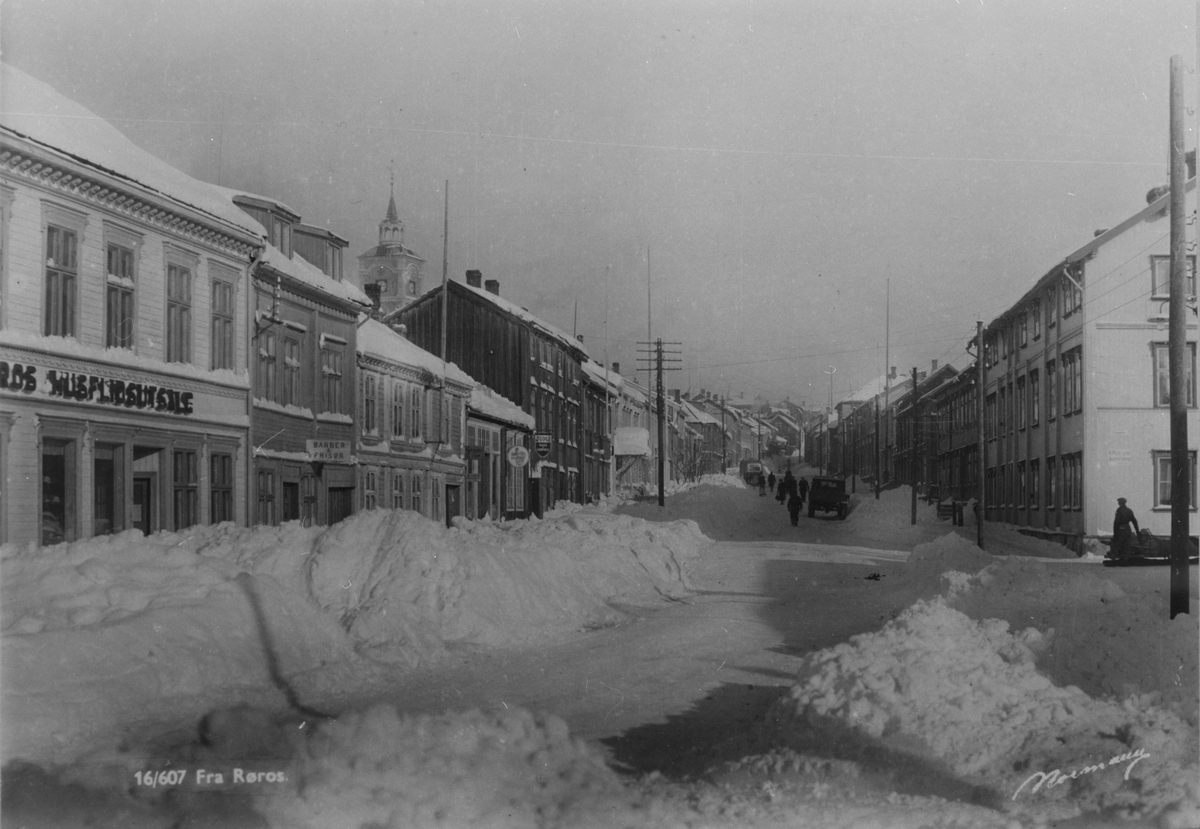 Bergmannsgata Røros med mye snø, 1930-tallet