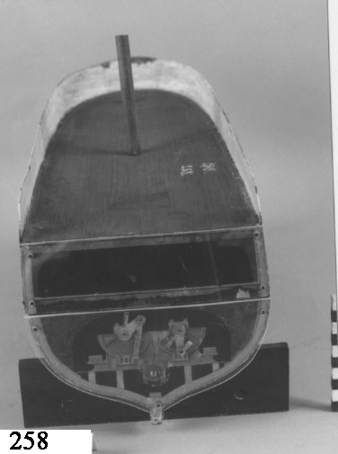 Fartygsmodell, akterskeppet av amerikanska ångfartyget Princeton. Modell av trä och plåt. Svartmålad, med vit rand utombords. Undervattenskroppen vitmålad. Är försedd med en 6-bladig propeller. Tillkom år 1845.