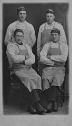 Portrett av fire stallpassere i militæret ca. 1911