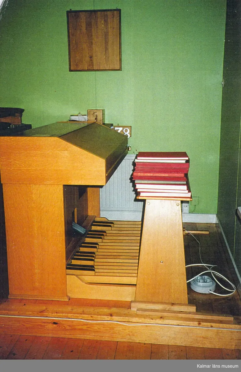 Orgeln i Djursdala församlingshem.