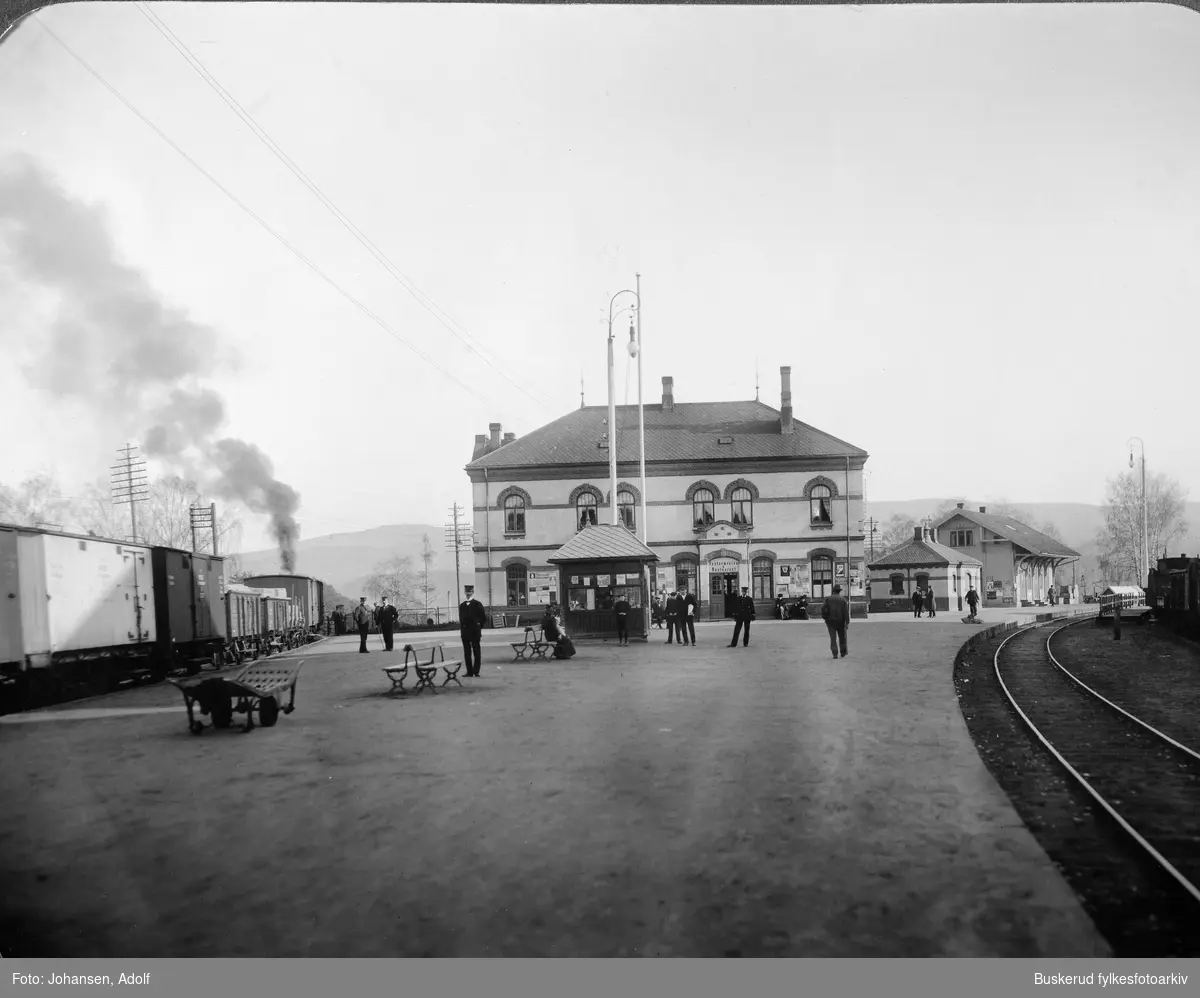 Hønefoss jernbanestasjon. fra 1909 Bygget i Jugendstil
Stasjon på Bergensbanen
Bilde viser stasjonen sett fra vest.