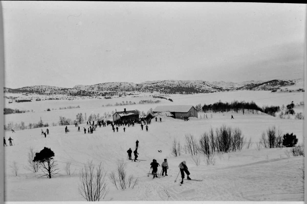 Illegalt skirenn på gården "Lillegroven" på Grova i Bjugn ca. 1942
