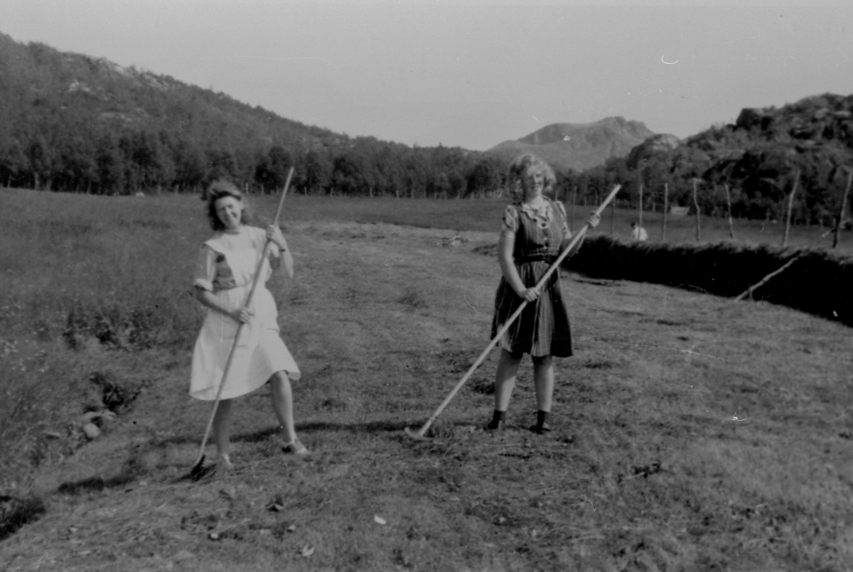 På slåttemarka. Sara og Annamor (Anna Nellie) Grønvik