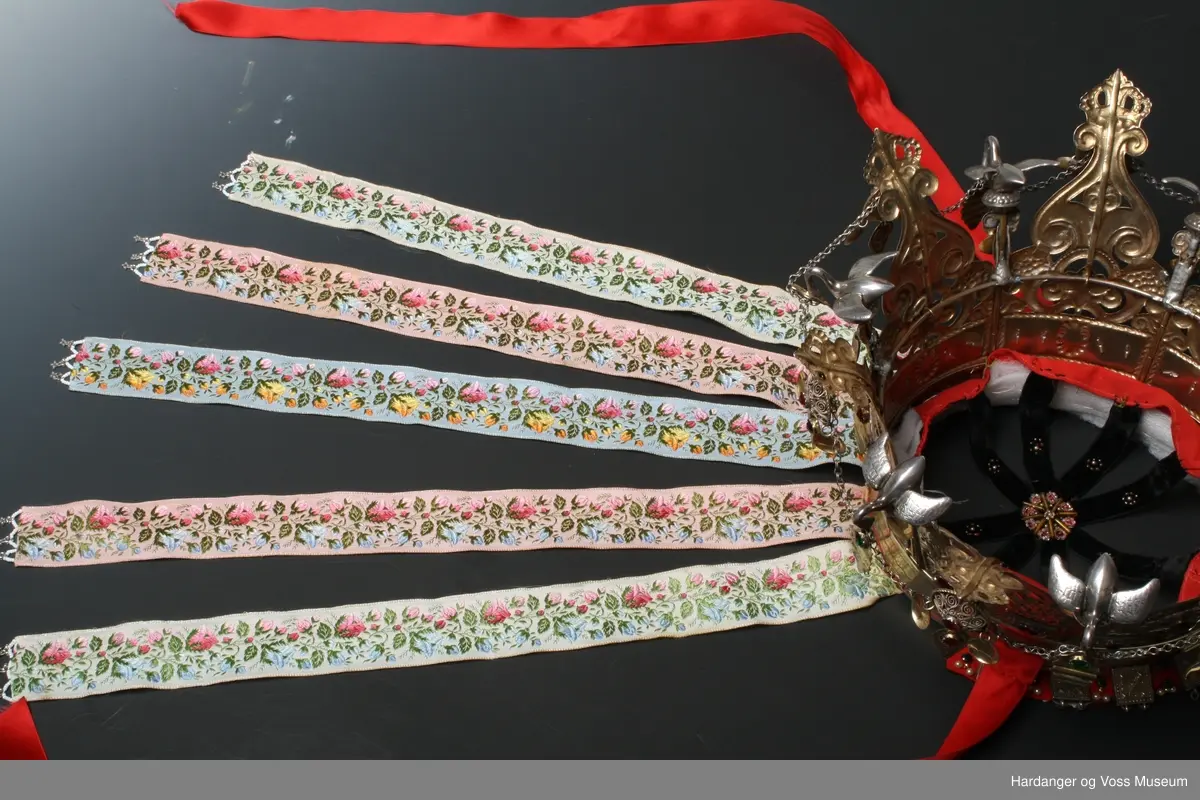 Kruna er kjøpt hjå Hestenes i Bergen, 1935 av Brita Skåltveit. Den er laga av gullsmed Bottelsen i Bergen juni 1890.

Kruna består av 7 stavar som er hengsla saman. 7 svanar er festa over kvar hengsle. Litt usikkert om svanane er av sølv eller tinn.
Underbinding er sydd fast til kruna. Likeså kruneband.