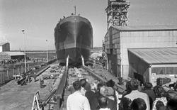 Sjøsetting på Flytedokken. H.M.V. Publikum følger interesser