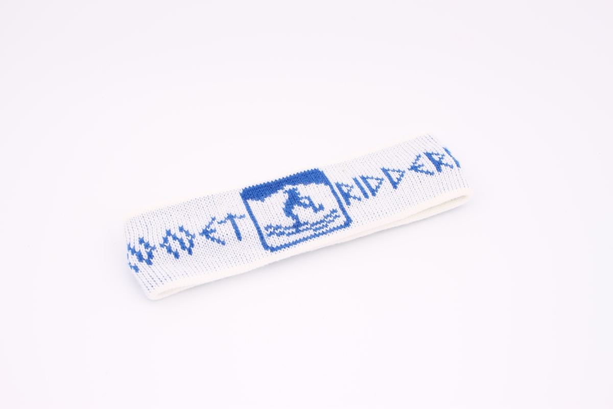 Hvitt pannebånd med blå skrift og logo fra Ridderrennet.