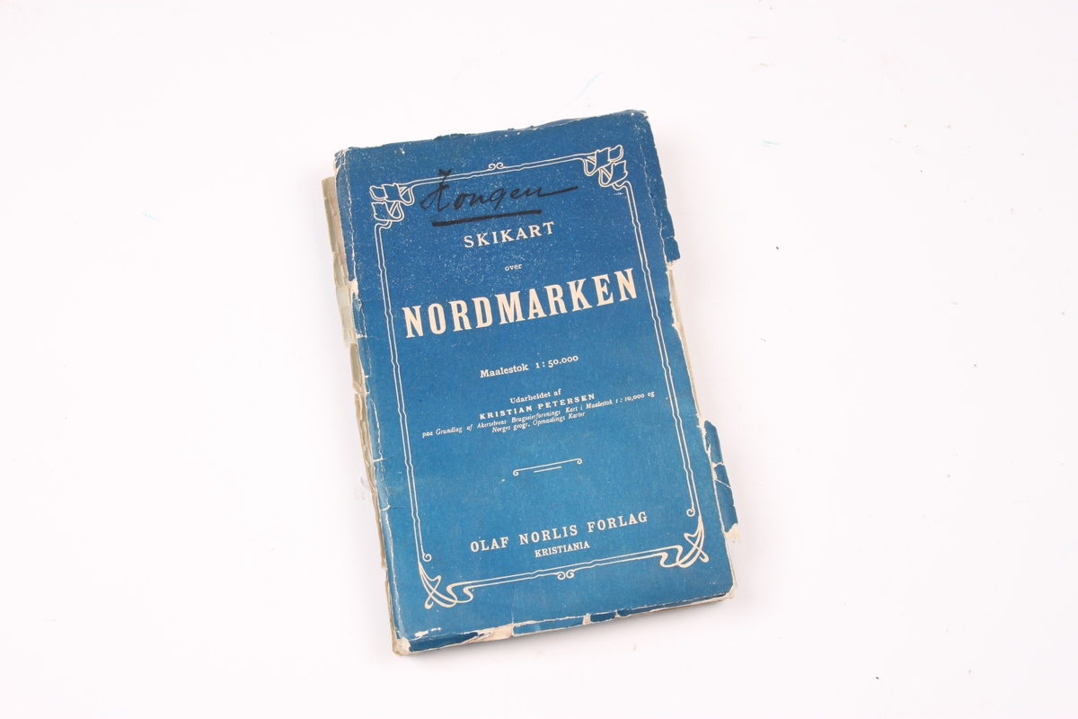 Skikart over Nordmarka i Oslo. Lille Sandungen er ca. midt på kartet. Kartet brettes sammen inn i et blått omslag. Kartinformasjonen er trykket i hvitt på omslaget.