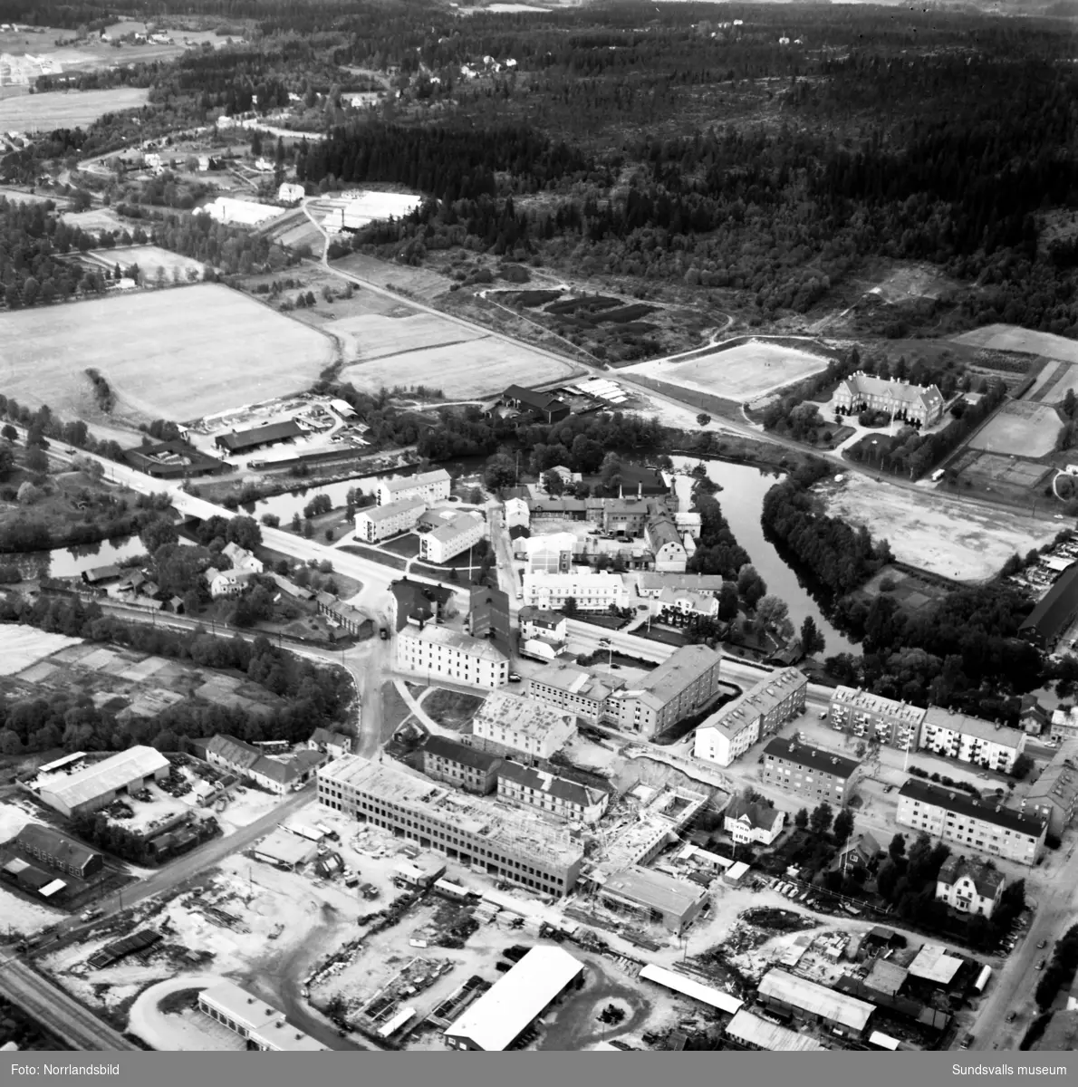 Flygfoton över Västermalm med Grönborg och bygget av nya verkstadsskolan i centrum.