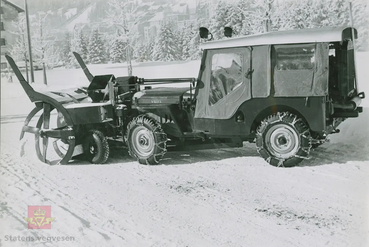 Demonstrasjon av Willys Jeep med freseaggregat. Enkeltbilde i Colbjørnsens album som er merket Edizioni Fotografiche G.Ghedina-Cortina 1950-1954. Sannsynligvis er  bilde NVM 00-F-34404 fra samme tid og sted.