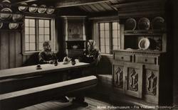 Postkort. Ylistuens "Uppstugu", to kvinner ved langbordet. T