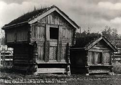 Postkort. Loft og bur fra Rolfshus i Mo, Telemark. Telemarks