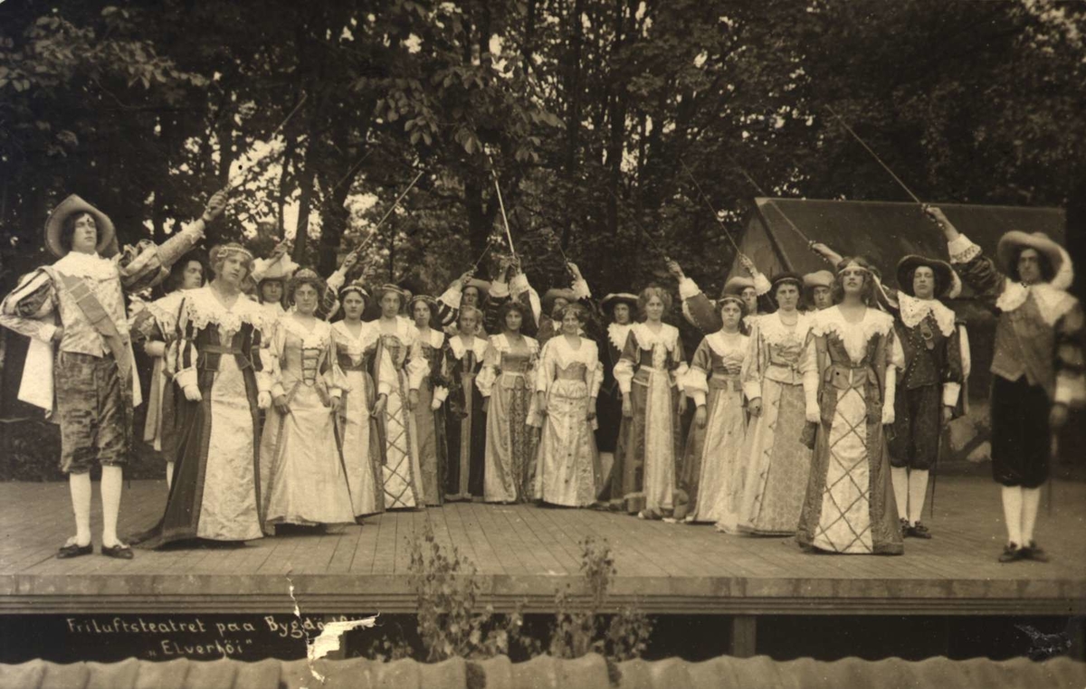 Postkort. Friluftsteatret fremfører  «Elverhøi». På Rohdeløkken på Bygdøy, 1911.