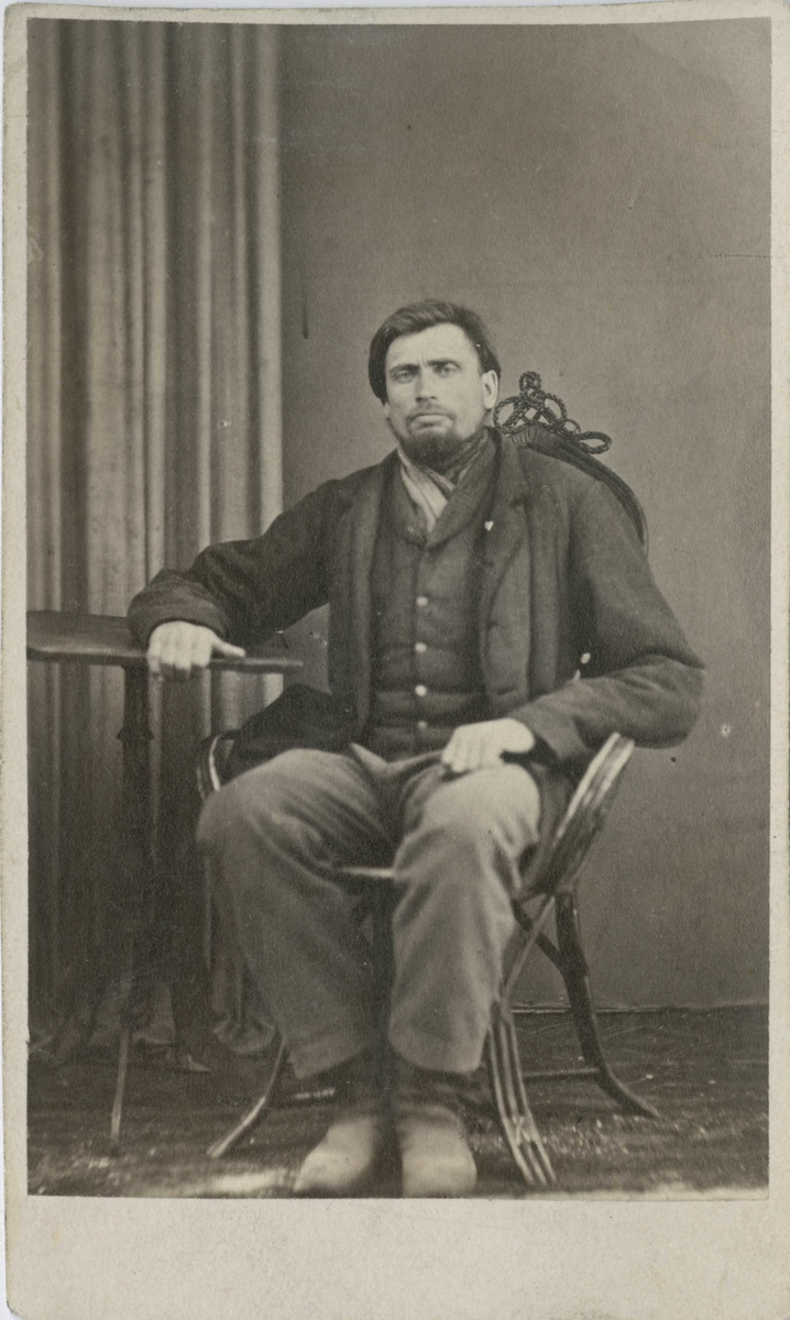 Fangeportrett. Lars Thoresen Formo, arrestert i 1869, innsatt i distriktsfengslet i Hokksund for tyveri på Hamre i Eiker.