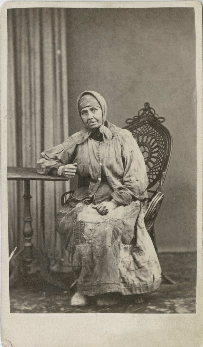 Fangeportrett. Dorthea Andersdatter Kantum, Eiker, arrestert i 1868, innsatt i distriktsfengslet i Hokksund, på grunnlag av lov av 7. september 1854 §14.