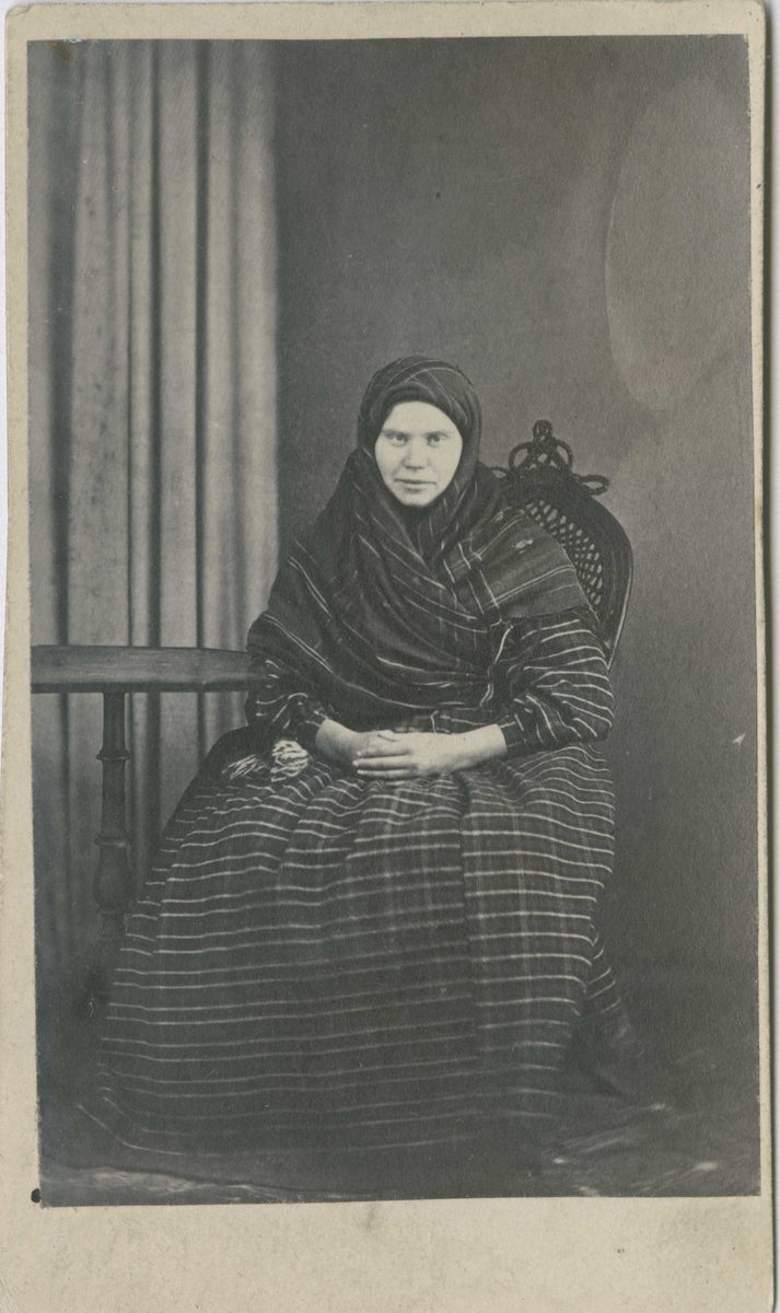 Fangeportrett. Kristine Helgesdatter, Lier, arrestert i 1866 eller 1867, innsatt i distriktsfengslet i Hokksund for tyveri.