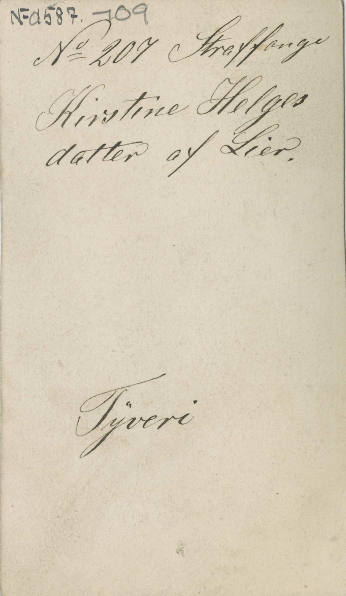 Fangeportrett. Kristine Helgesdatter, Lier, arrestert i 1866 eller 1867, innsatt i distriktsfengslet i Hokksund for tyveri.