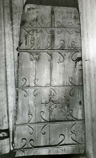 En dörr med snirkliga beslag från medeltiden.
