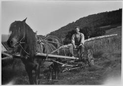 Ingebrigt Stolsmo på slåmaskin ca. 1935
