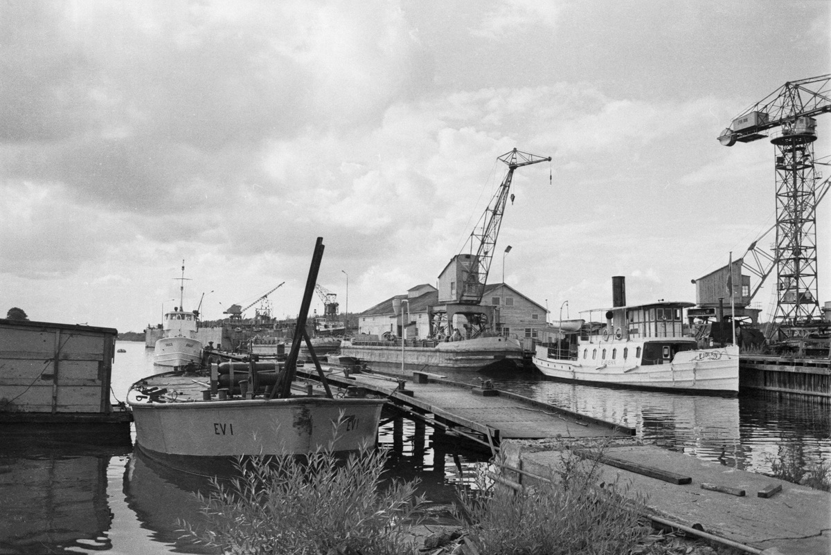 Ekensbergs varv 1970; vy västerut från slip nr 1; varvskranar, bogserbåten BRAGE, pråmar och passagerarångaren EJDERN