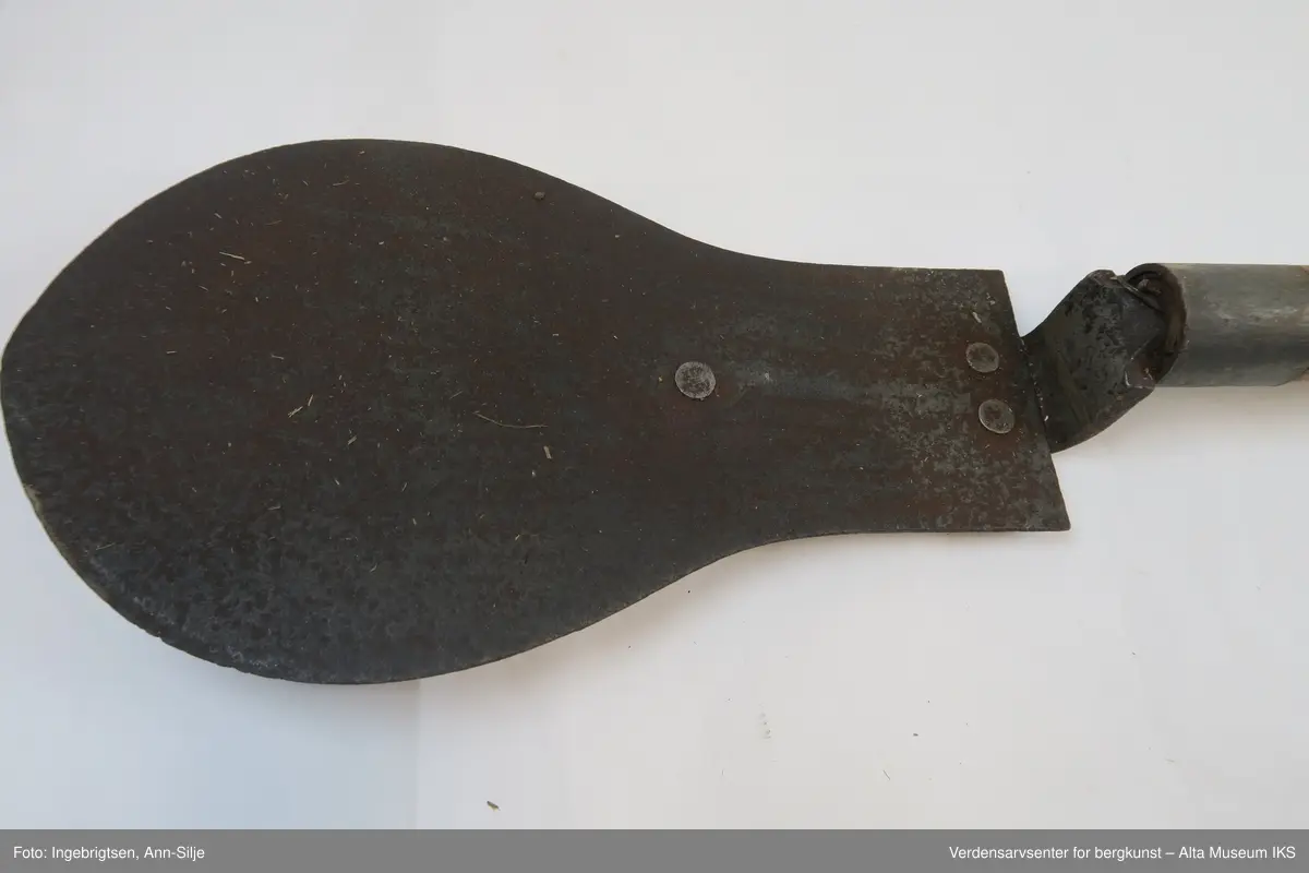 Form: Spaden har pære-formet blad med skaft i tre. Håndtaket er i metall og tre-