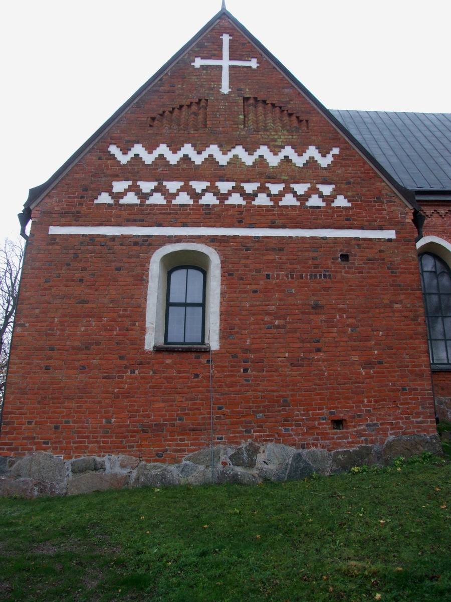 Arkeologisk schaktningsövervakning, sakristians norra fasad, Danmarks kyrka, Danmarks socken, Uppland 2014