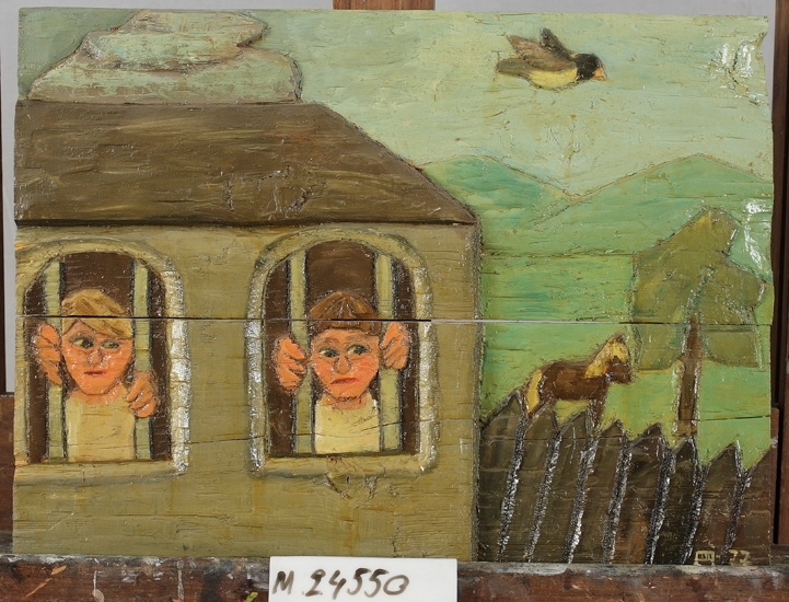Trärelief. 
Två fångar ser ut genom gallerfönstren till ett fängelse. i bakgrunden ser man en häst bakom ett staket m.m.

Inskrivet i huvudbok 1979.
Montering/Ram: Ej ramad