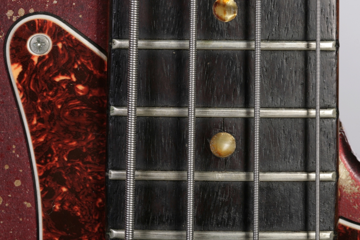 Solid body el-bass lakkert i fargen Apple Candy Red (lakken ble slipt ned etter en brannskade i 2003 men er fortsatt synlig på baksiden av kroppen). De originale pickupene (split singel-coil) ble montert tilbake etter brannen. Volumkontroll. Tonekontroll.