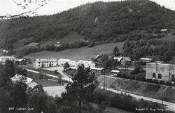 Utsikt mot  fra v. Løfshus gård, gamle folkets hus, folkesko