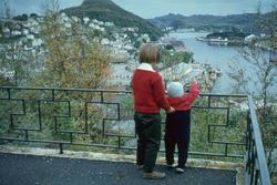 To barn kikker på Egersund fra Kråkefjellveien