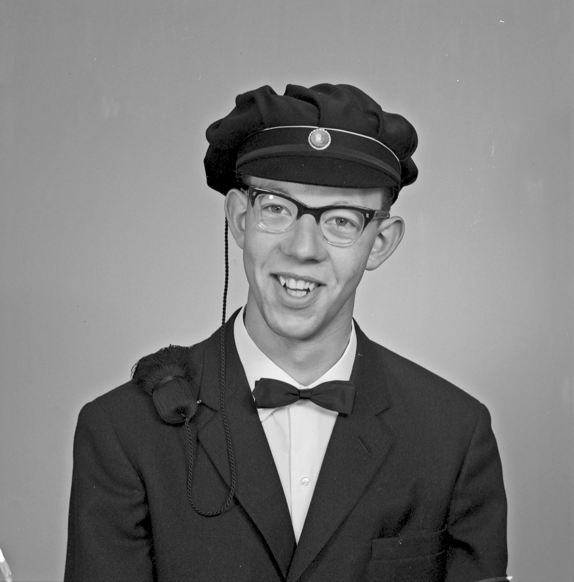 Portrett - ung mann med briller og studentlue - bestiller Robert Keyser Olsen