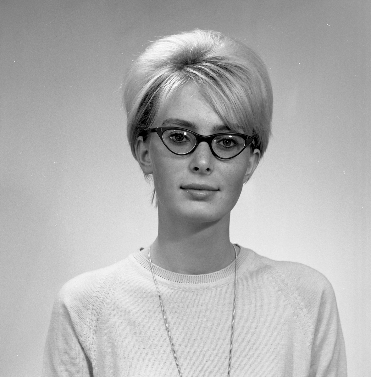 Portrett ung kvinne med briller - bestiller Anne-M. Hagenmann