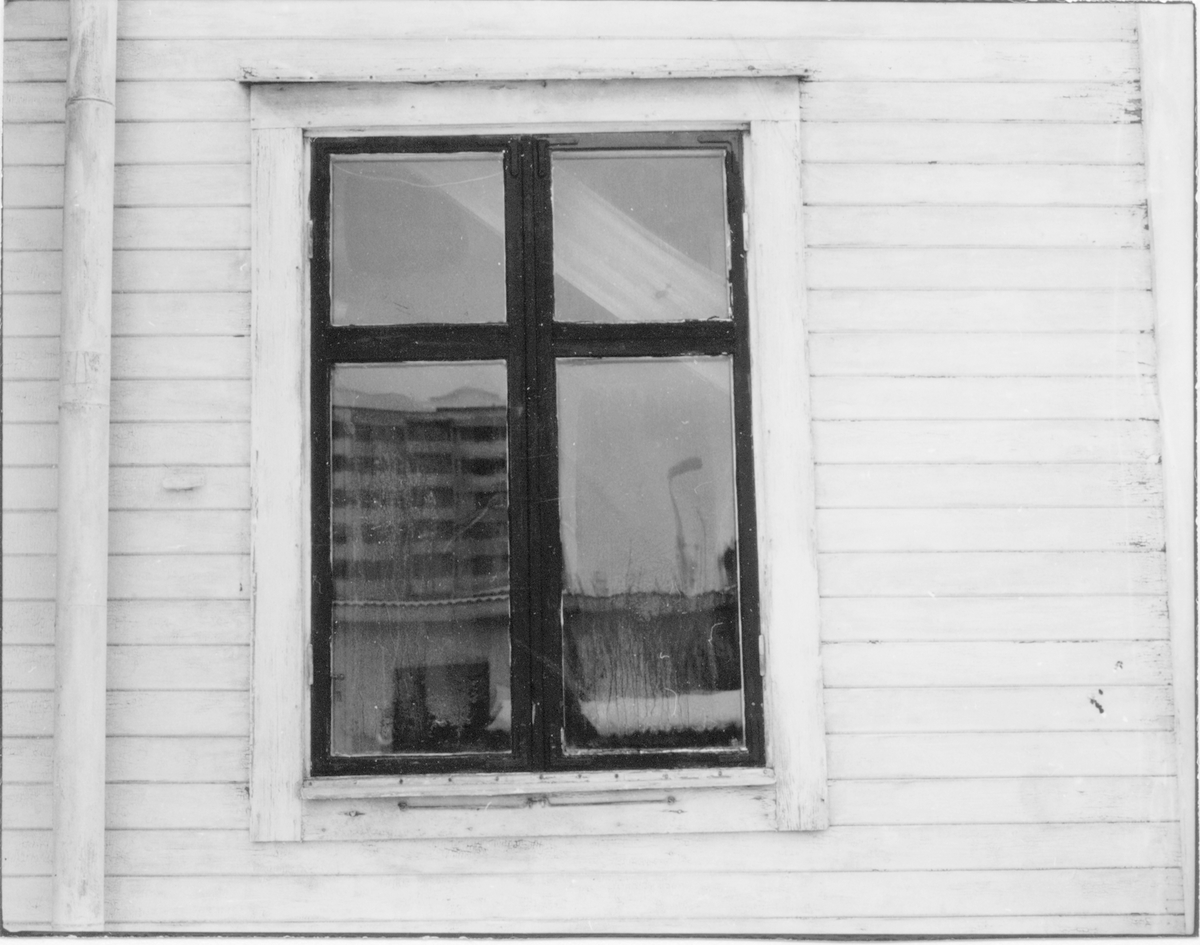 Bostadshus fönster från Söder.