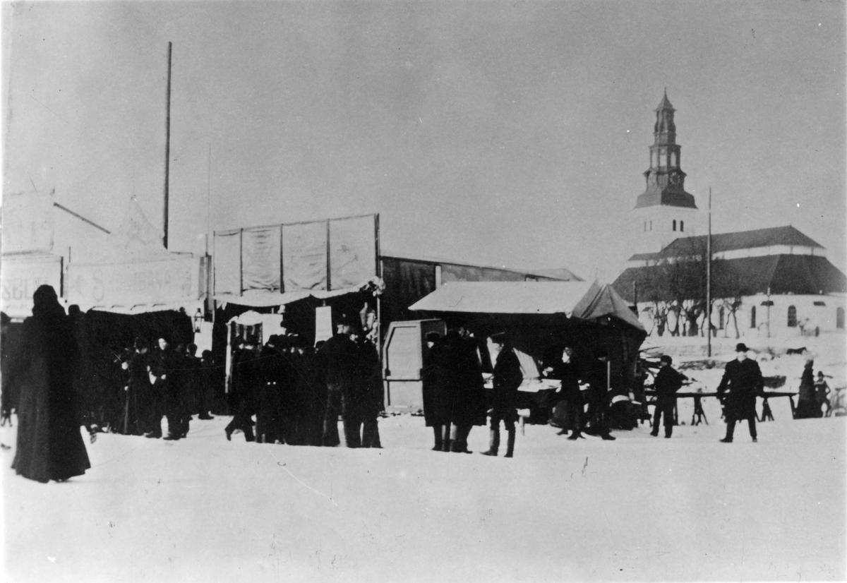 Stora Torget, Köping, vinter 1899. Någon form av tivolistånd står också på torget.