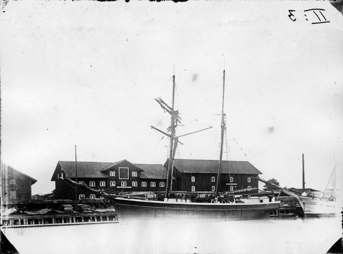 En vacker seglare i övre hamnen. I bakgrunden spannmålsmagasinen. Omkring 1910.