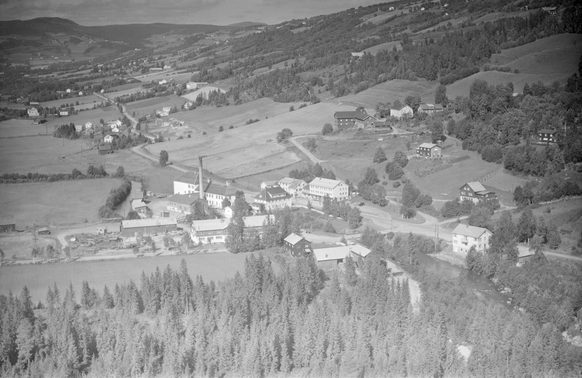 Segalstad bru, Østre Gausdal, Gausdal, 1958, Gausdal ysteri, tettsted, gårder, bolighus, dalside, jordbruk, blandingsskog, elv
