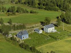 Vestbu, Østre Gausdal, to privatboliger, begge lyseblå med v