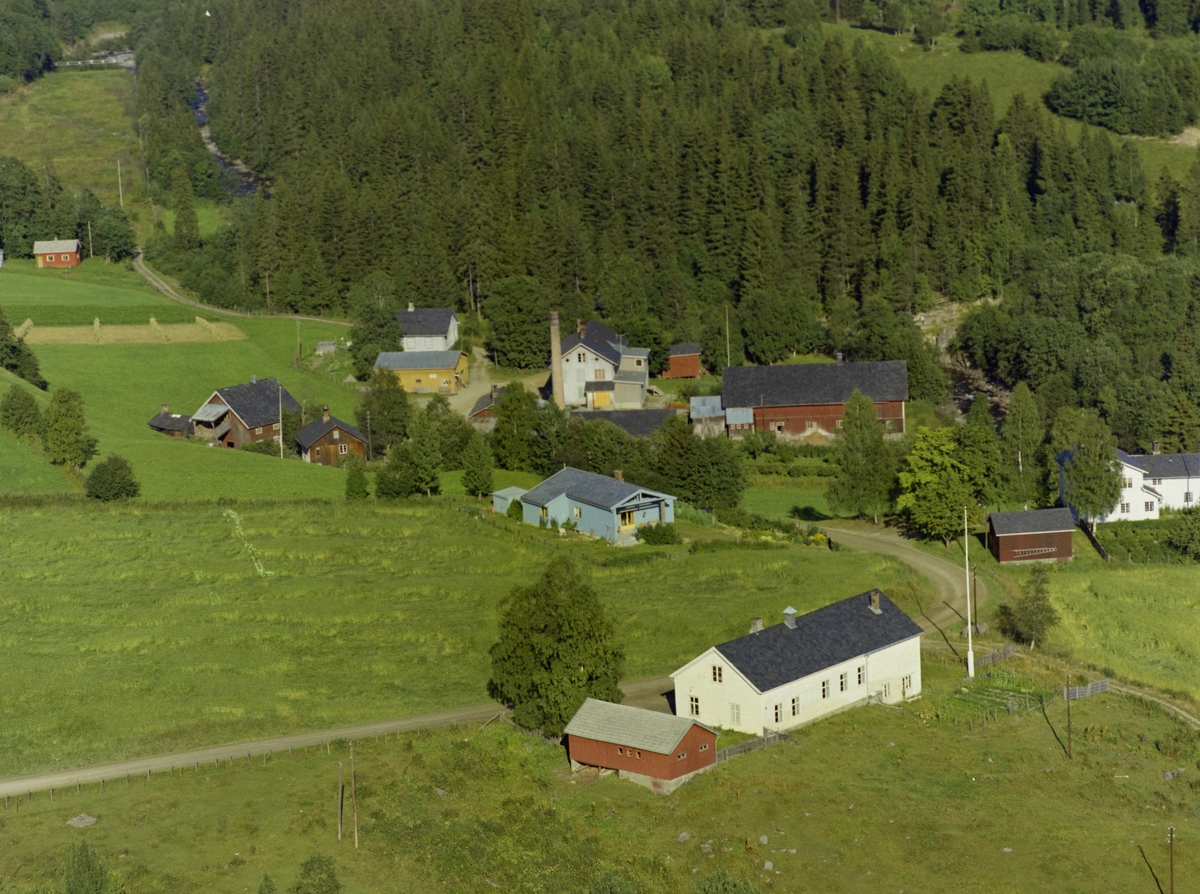 Østre Gausdal, Bruvang, Østre Gausdal. Landhandleri, Gardsbruk, (Tidligere ysteri) Det blå huset har bruksnavn Øvre og ligger i Bruvangsvegen 15. Helt fremst (hvitt bygg), er Myrvang grendehus.