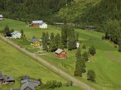 Lillemoen. Gårdsbruk bak i bildet. Flere bolighus i forgrunn