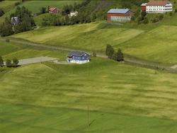 Blåmalt enebolig foran. Pleiehjemmet / Gamlehjemmet bak. Dyr