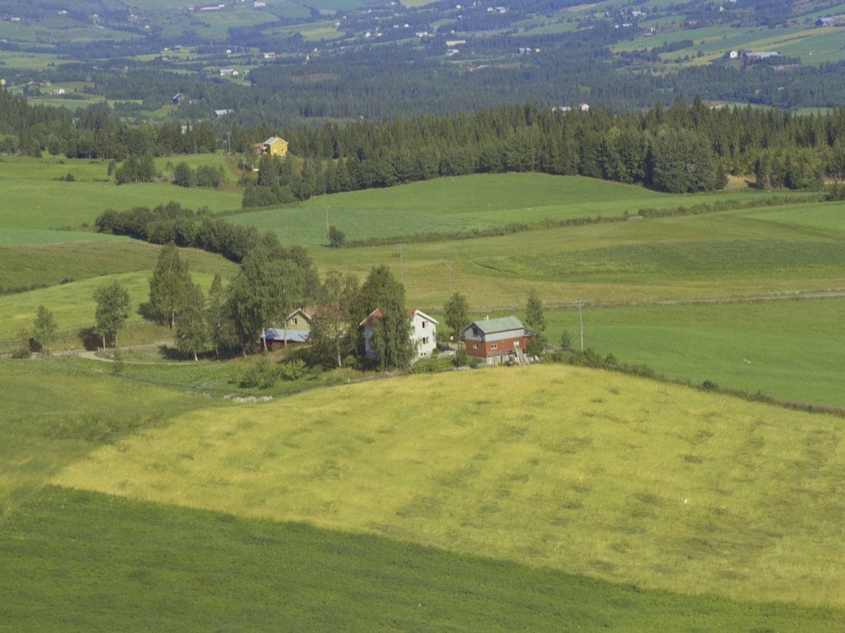 To småbruk, åker, oversikt over dalen, Østre Gausdal