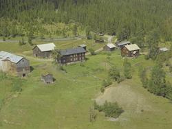 Nesset, mange gamle bygninger, hage, Svatsum, Vestre Gausdal