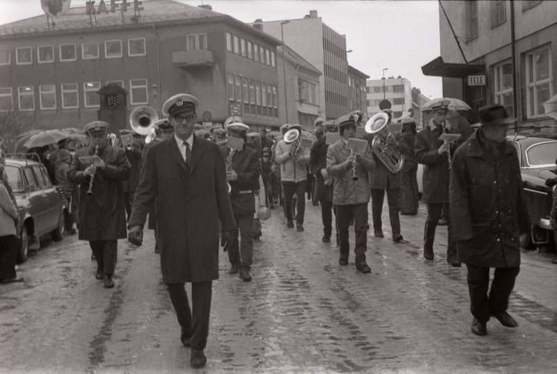 VU opptog. Jernbanens Musikkorps masjerer ned gate 2 i Narvik med Einar Wold til venstre foran, Ketil Lyngedahl og Geir Andreassen. Personen helt til høyre er Kristian (Kis) Klausen.