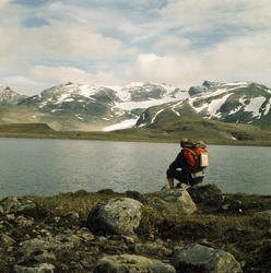 Ved Grisletjern mot Slettmarkpiggen (og bre) Jotunheimen