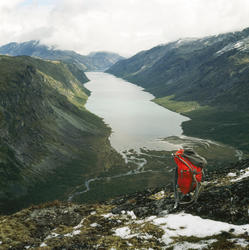 Gjende, Gjendebu og litt av Storåis utløp i Gjende sett fra 
