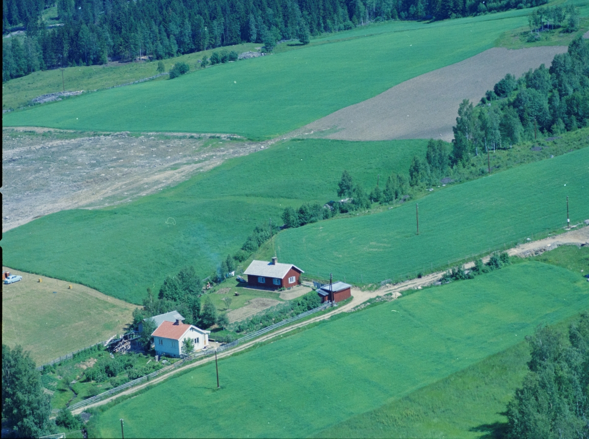Flyfoto, Lillehammer, Søre Ål, Bekkerovegen som går fra Hamarvegen. en av eiendommene er Bekkero.