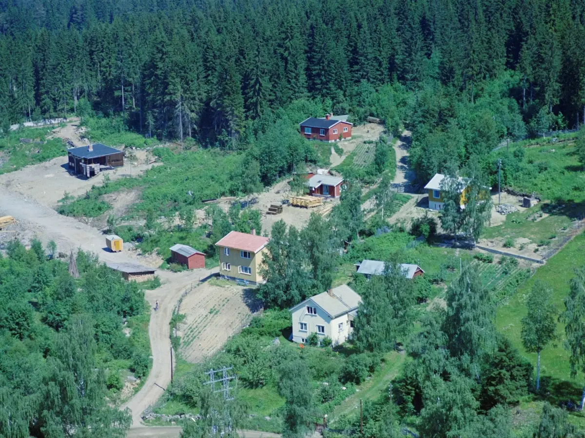 Flyfoto, Lillehammer, Det hvite huset i forgrunnen er Langsetvegen 8, men selve vegen synes ikke. Vegen som svinger seg oppover i bildet er Konglevegen, mens det brune huset med flatt tak var rundt 2000 Øygardsvegen 4