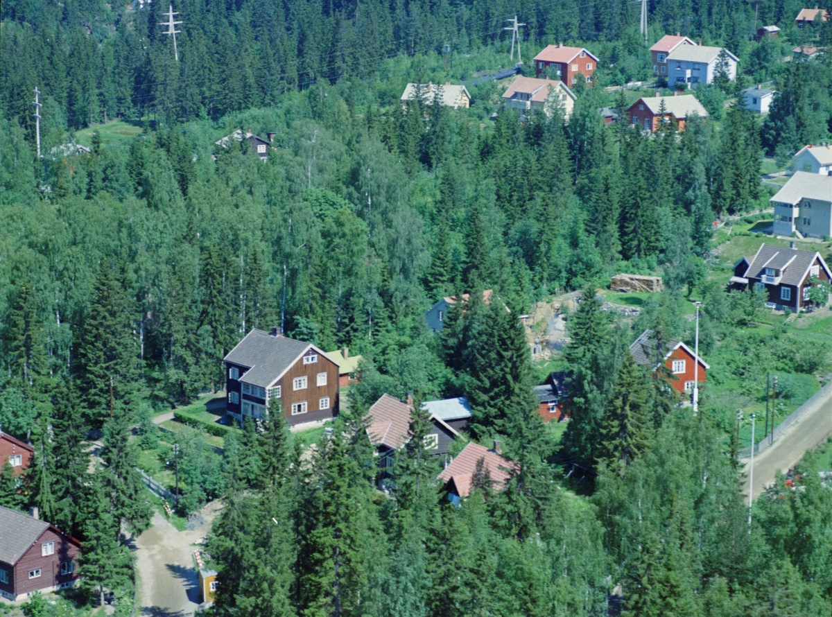 Flyfoto, Lillehammer, bebyggelse. Det store, toetasjes, brune huset venstre for midten av bildet, er Bankgata 37. Helt i høyre billedkant, et brunt, en og enhalvetasjes villa, Bankgata 41.